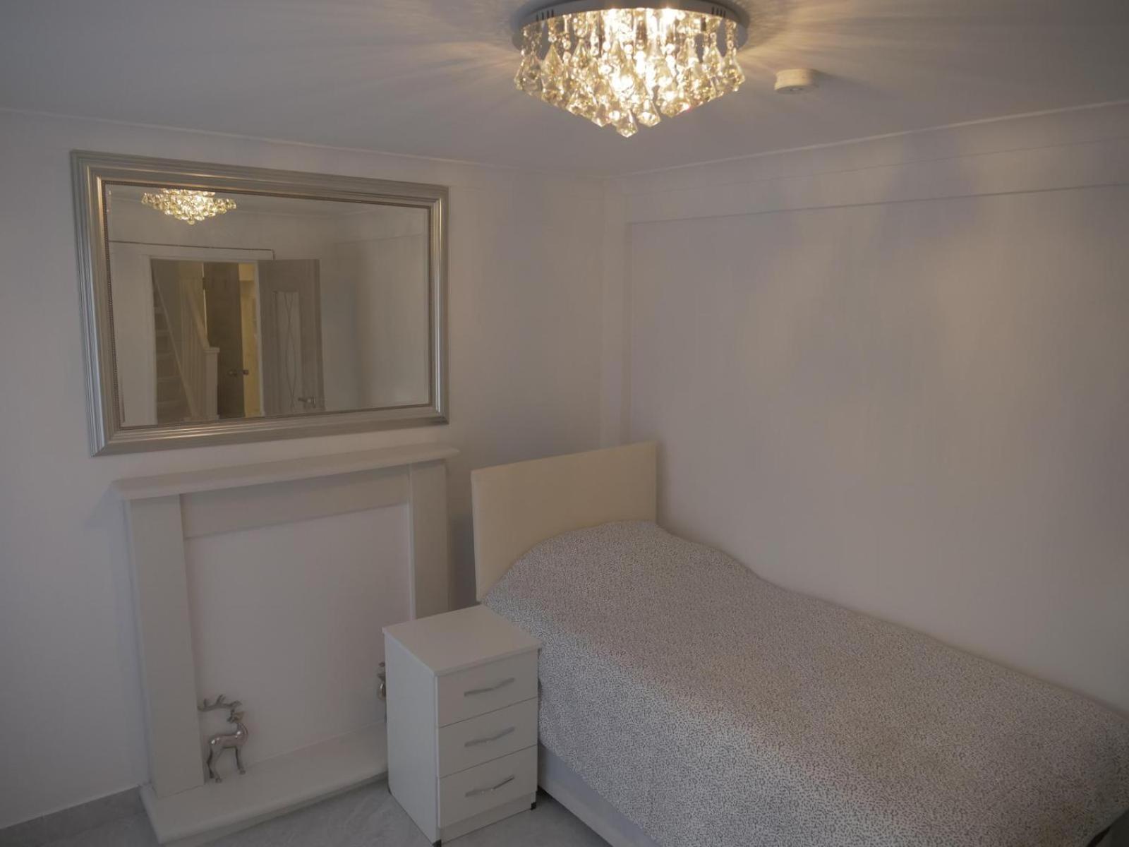 Modern House In Greater London Apartment