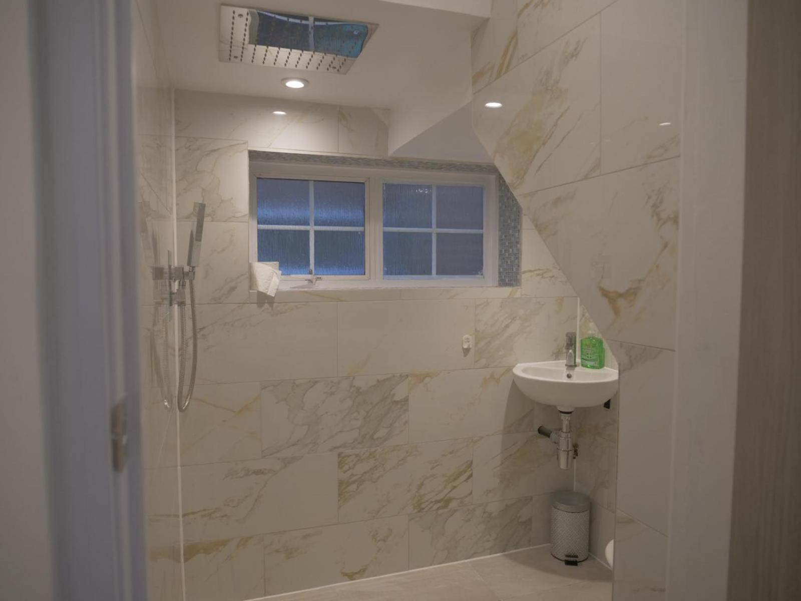 Modern House In Greater London Apartment *