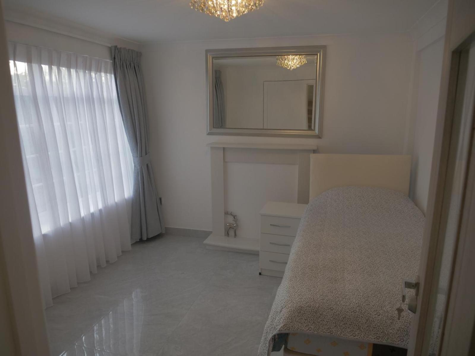 Modern House In Greater London Apartment *