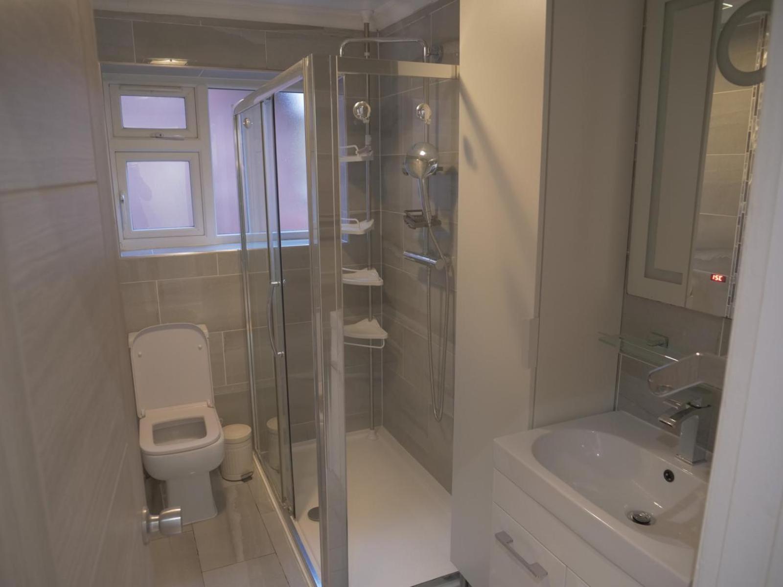 Modern House In Greater London * Sunbury-on-Thames